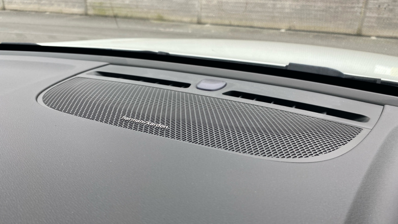 Volvo XC40 2.0 B3P Ultimate Dark 5dr Auto Petrol Estate